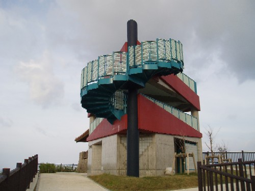 エメラルドの海を見る展望台